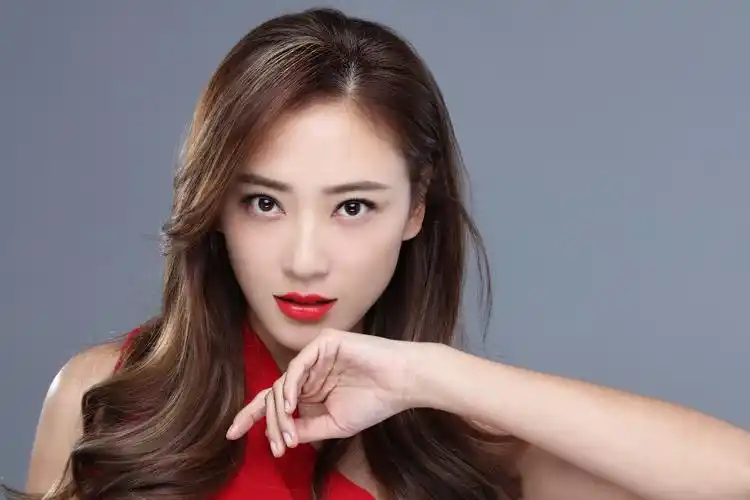 应采儿爱笑的性感女星