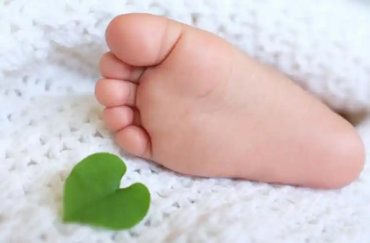 晒宝宝小脚丫的说说朋友圈 宝宝小脚丫的唯美句子