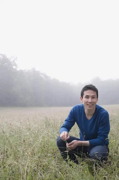 东方人,一个人,蹲,笑,微笑,露齿笑,竖图,室外