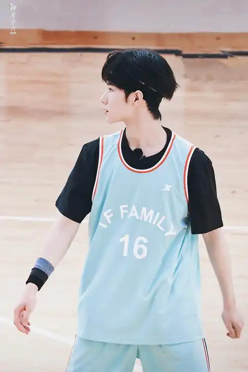 峰峻运动会:张真源戴发带,谁懂.