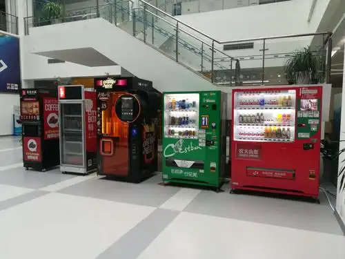 这一排饮料机也是壮观,有咖啡自助,橙汁自助,农夫山泉专卖.