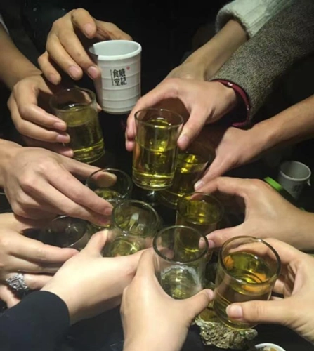 宴会上喝酒死亡,家属向主人索赔又向同桌没喝酒者索赔,合理吗?