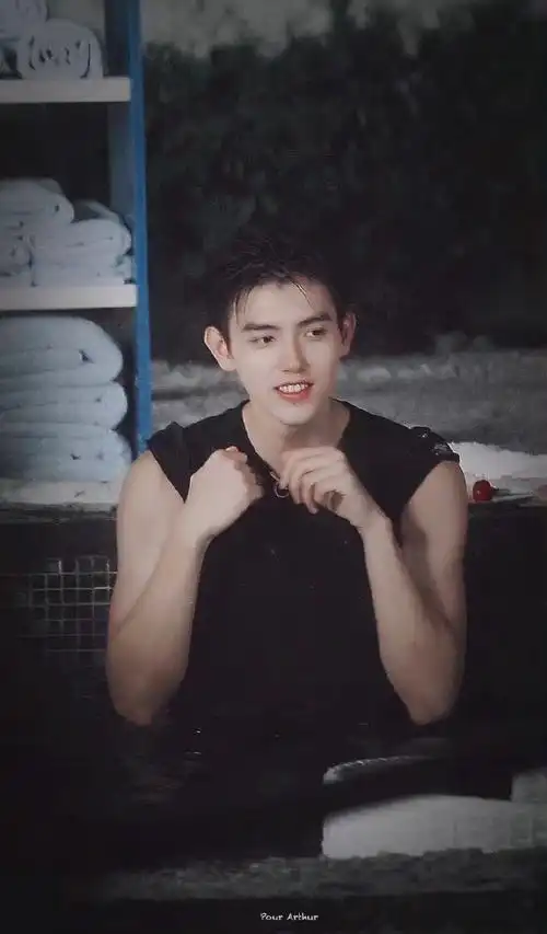 陈飞宇晒腹肌照