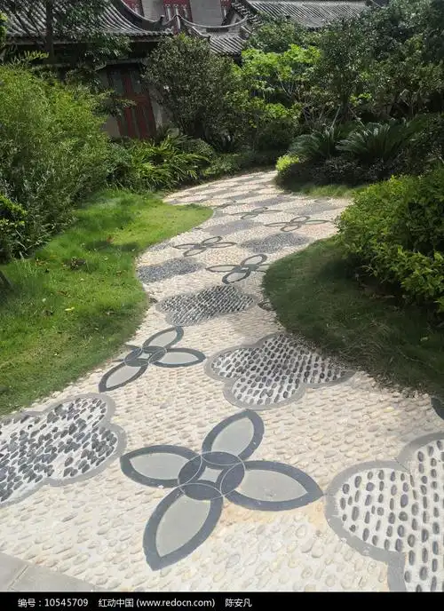 园林小道鹅卵石特色铺装图片