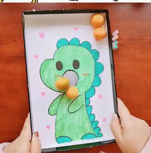 橘子要出场了,鞋盒放下鞋盖放上,小朋友们晃动鞋盖使橘子从小怪兽嘴里