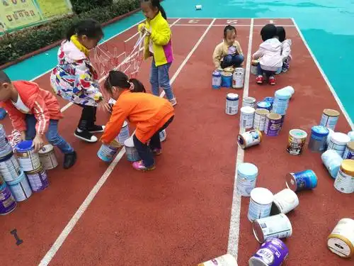 这是在建构区,小朋友们用奶粉桶来进行搭建的游戏.