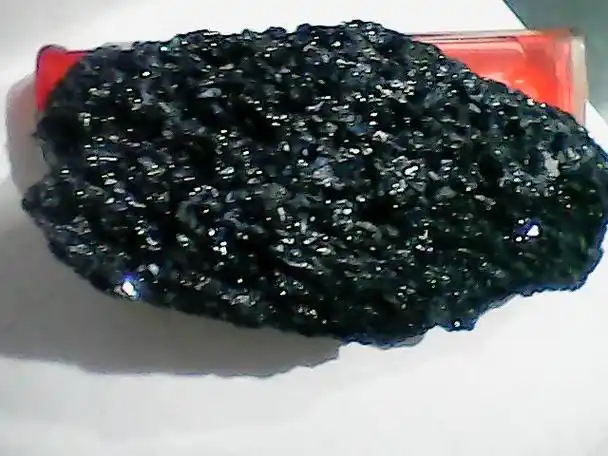 我得到了一块黑色石头 由多个晶体组成 鸡蛋大小 ,阳光下很耀眼可以