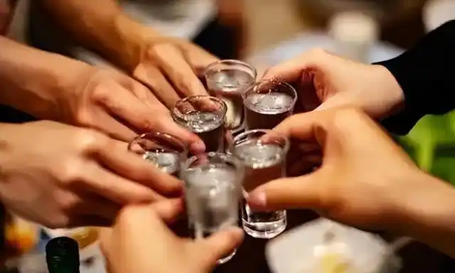 遇到一喝酒就脸红的人,建议别劝他喝酒,可能一不小心就惹祸上身