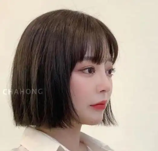 这是一位小v脸的女生,选择的是一款无刘海的高位直发马尾发型的扎法