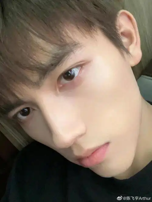 陈飞宇刚刚的自拍,鼻子好好看啊
