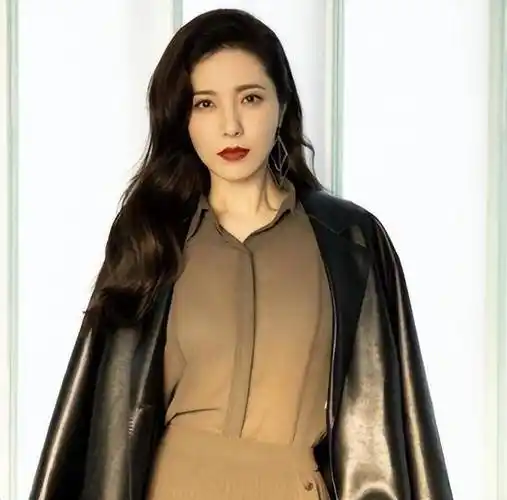 演员曾黎:被称为两百年一遇的美人,为何47岁仍未婚?_中戏_机会_班里