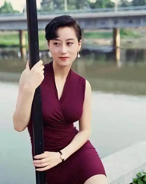 61岁利智罕现身,头发稀疏双颊下垂似妇女,曾被誉为港圈第一女子 div>