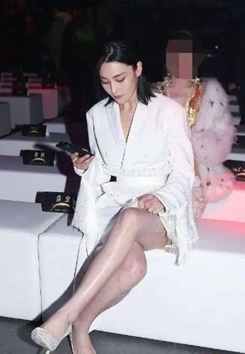 张馨予这坐姿绝了!