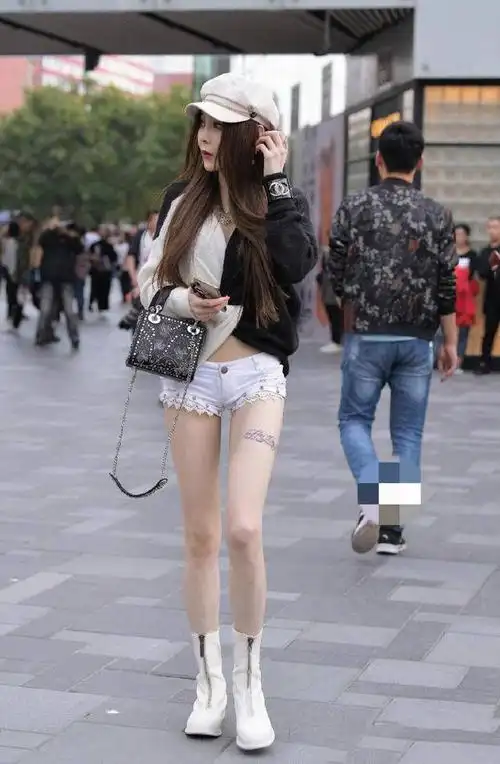 东莞街头的一位美女,穿超短热裤,应该是热裤中最短的了!