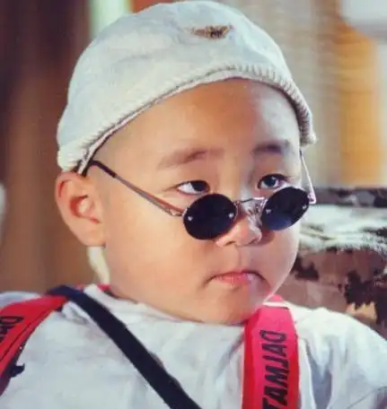 郝邵文在4岁的时候就出演了电影《新乌龙院》扮演了一个光头,戴墨镜的