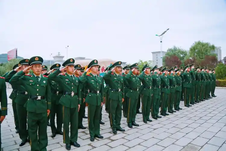 图为官兵向国旗敬礼.王治国摄