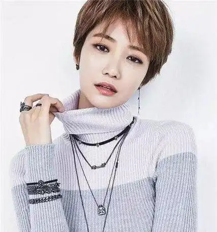 有层次感的齐肩短碎发不用刻意去打理,轻松将脸修饰的展现出精致唯美