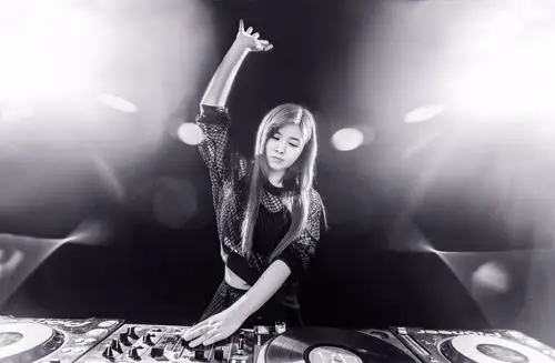 dj米诺性感写真!美女打碟让你耳朵高潮!