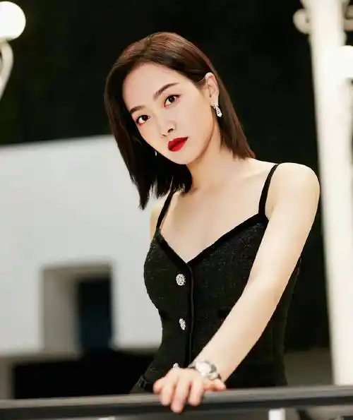 宋茜的黑色丝袜裙灵动又酷炫,充满了精彩与动人!