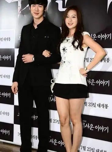 柳演锡(左)和金智媛曾一道出席电影《恐怖故事》发布会