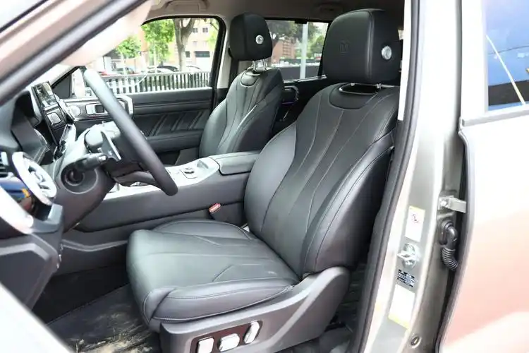 作为一辆硬派越野车,坦克400 hi4-t 在配置细节上并不马虎.