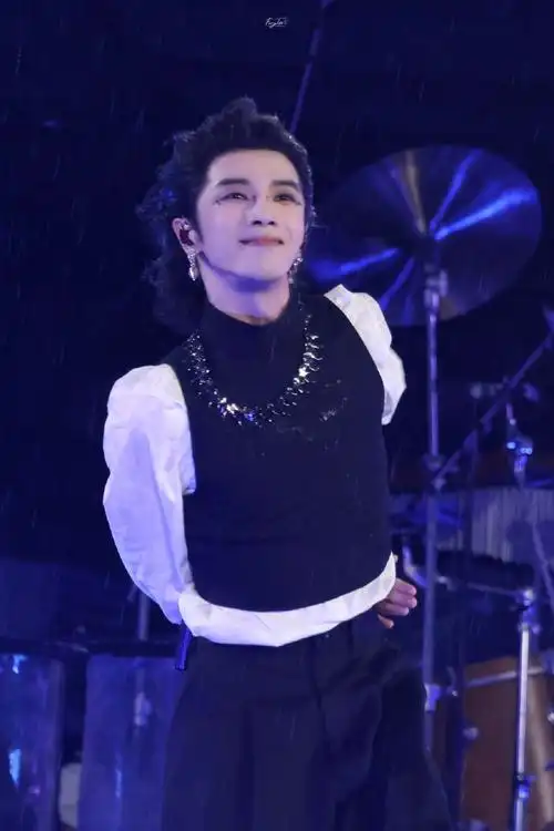 2023华晨宇火星演唱会#花花宝宝嘟嘴就是要小火星人亲亲的嘛[害羞]