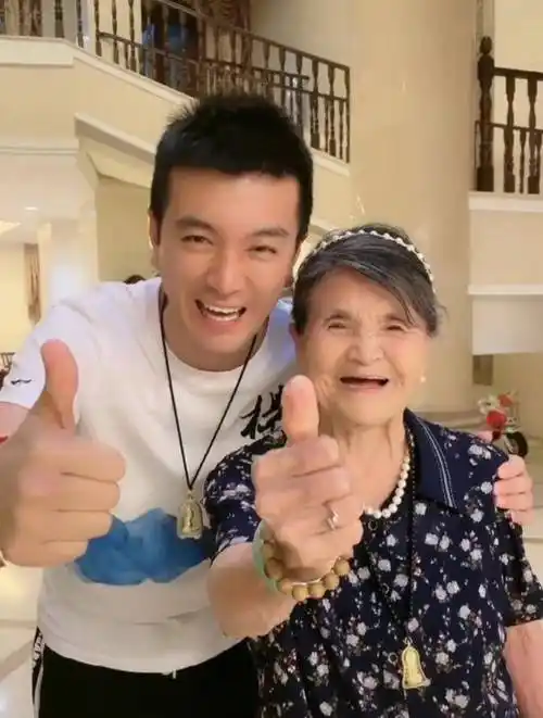 而且可以看到,杨子家里也十分豪华,空间非常大,他和妈妈讲话时都有