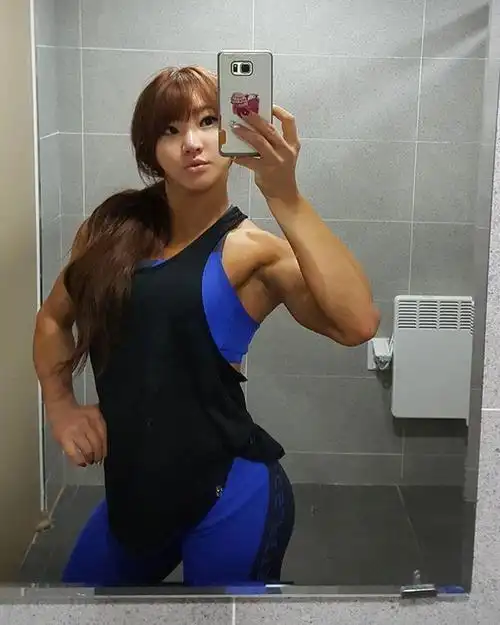 黄哲勋敬佩的"女汉子",120斤女子拥有一身健美肌肉,网友:真的很美