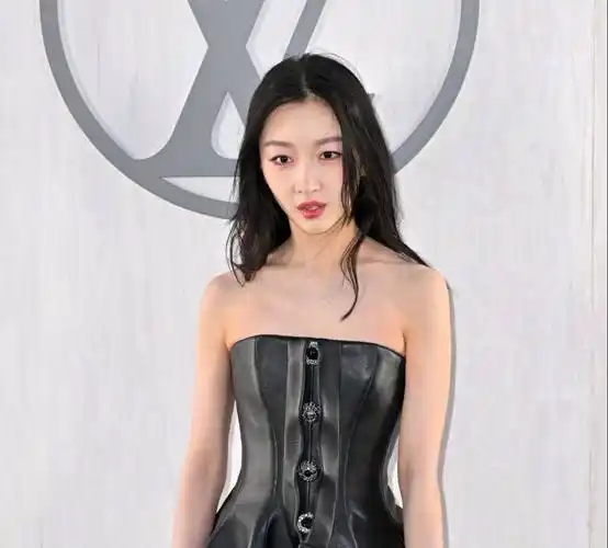 原创巴黎时装周怼脸生图明星纷纷出糗没了滤镜年龄感就出来了