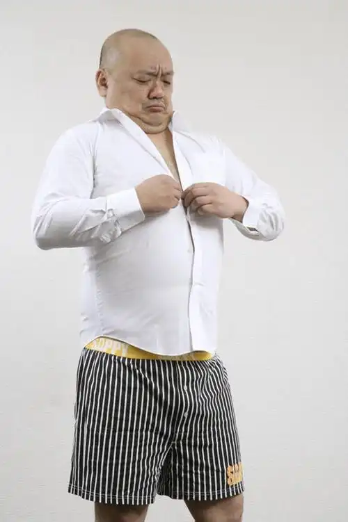 站,竖图,室内,白天,正面,亚洲,仅一个男性,仅一个人,仅一个中年男性