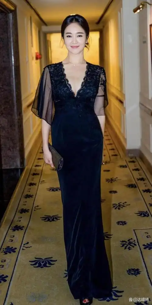 左小青是一位才华横溢的演员,主演《天道》一举成为一线大明星