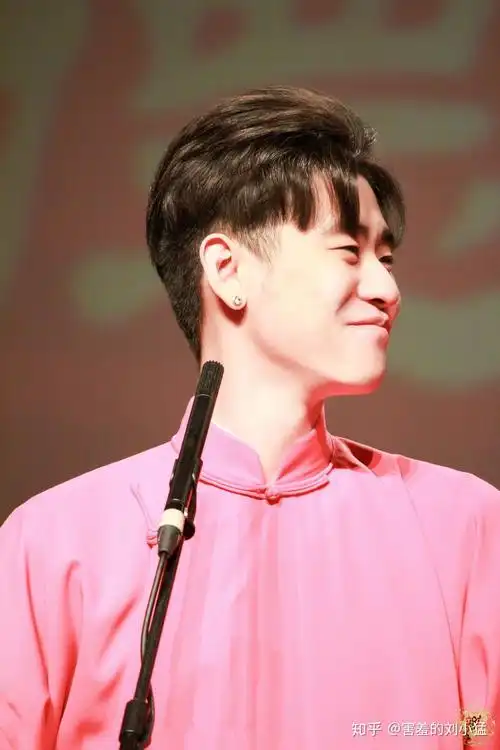 看着张云雷在舞台上,时娇嗔,时伶俐,生动活泼可爱的样子,再加上他性感