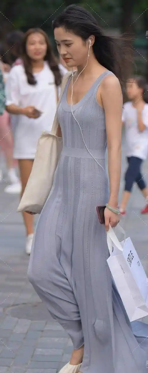 丰润雅致的连衣裙美女,才能契合自身气质,简约靓丽