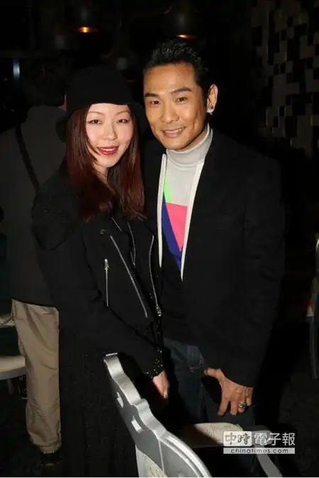 图为杜德伟和他老婆.