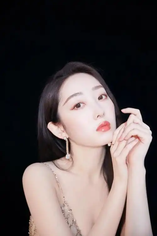 女星蒋梦婕被恶意拍裙底勒索,报警后嫌疑人已被捕_腾讯新闻