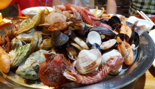 清蒸海鲜拼盘如果是有一些出租车司机或者是陌生人主动拉客塞给你一些