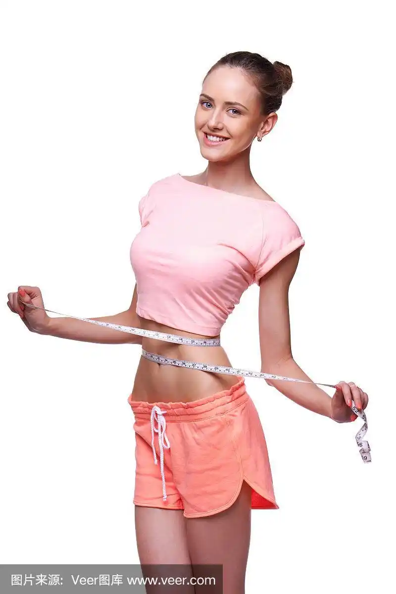 一个女人用卷尺量腰围