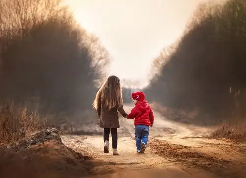 她从一个母亲的角度去拍摄两个孩子的成长,令人感受到镜头后那深深的