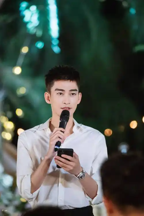 张翰第一次晒结婚证,网友:原来一直是她啊!_徐璐_郑爽_关系