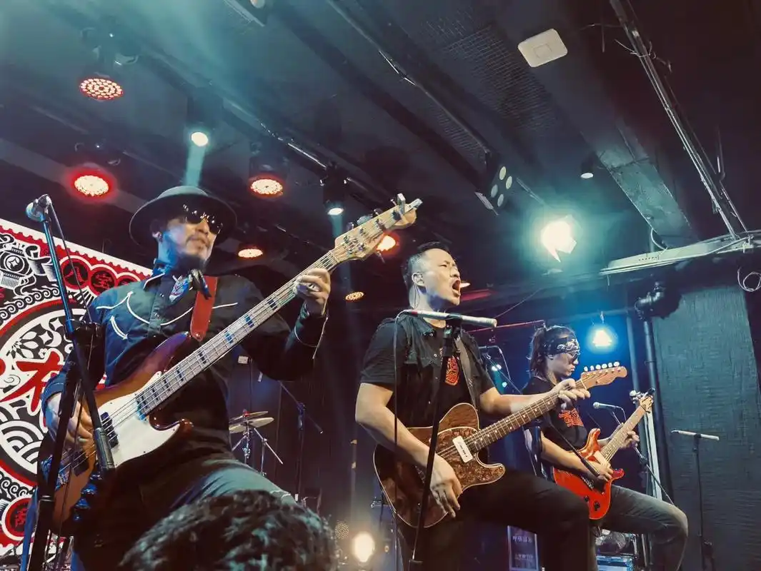 抖音图文来了 #livehouse 布衣乐队 - 抖音