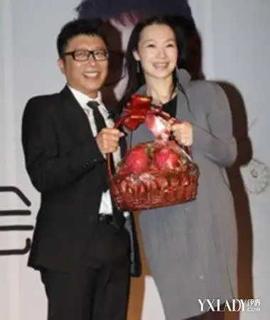 欣赏庞龙老婆照片 如今三口之家十分幸福