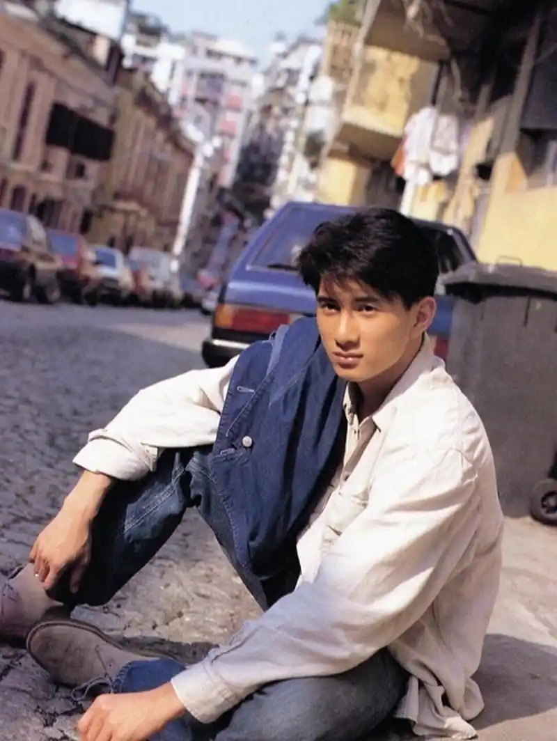 一直觉得吴奇隆在小虎队当中,是最亮眼的那个,是颜值担当,总觉得撕屯