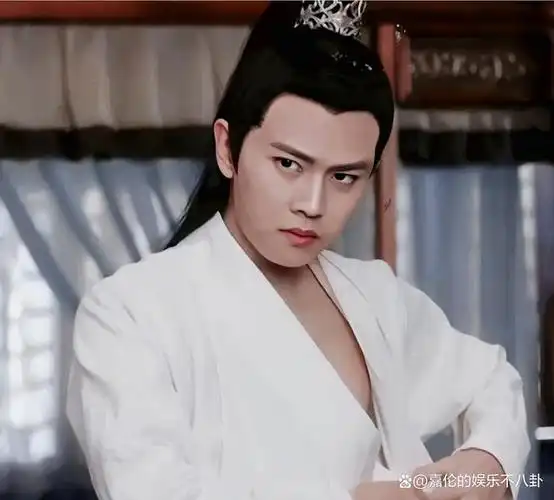 任嘉伦锦衣之下这个用眼睛开车的男人果然不凡