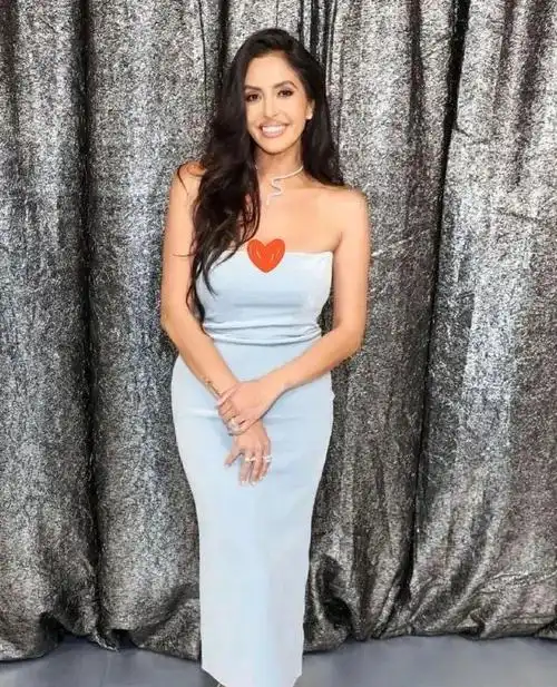 近日,科比的妻子瓦妮莎更新了她的社交媒体动态,分享了一组她和大女儿