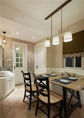 餐厅装修效果图  餐厅窗边榻榻米巧妙设计,完美解决餐厅过小的问题,还