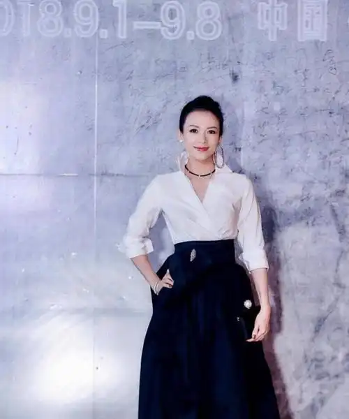 汪峰的老婆章子怡自带高级感穿深v领连衣裙亮相气质非一般