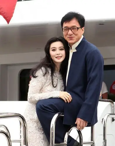 范冰冰强抱成龙展范爷豪气 尽显暧昧表情 - grazia 红秀中文网