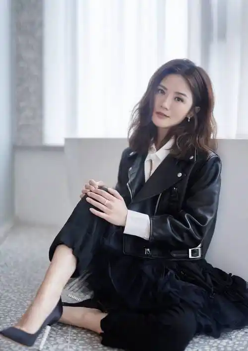 蔡卓妍每次亮相依然能给人一种甜美少女的感觉,中短的发型妩媚而温柔