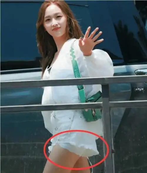 有种"安全裤"叫吴宣仪,3分微露才时髦?露出蝴蝶臀:快要窒息了