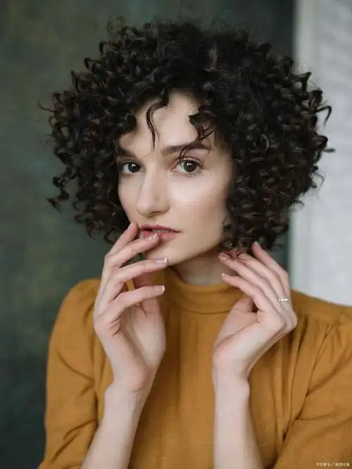 接下来,让我们一起探讨如何打理羊毛卷短发,让你的发型更加出彩.